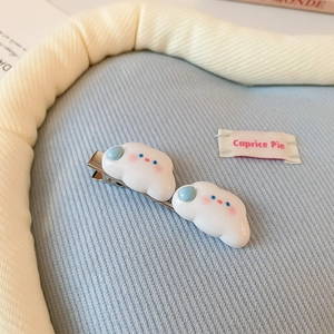 Détails de barrettes à cheveux en résine nuages bleus et blancs sur tissu doux