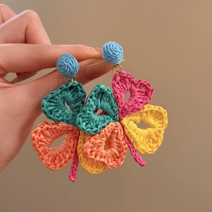 Orecchini a fiore in rafia intrecciata a mano in stile bohémien dai colori vivaci