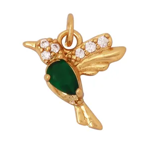Exquisiter Kolibri-Anhänger mit Goldbeschichtung und grünem tropfenförmigem Stein