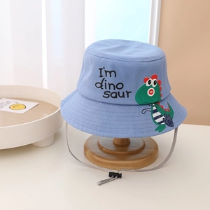 Dettaglio di cappello da sole azzurro per bambini con stampa dinosauro e laccetto