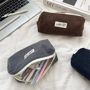 Estuche de lana de gran capacidad con lunares blancos y papelería en el interior