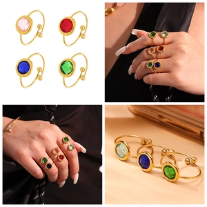 Detail verstellbarer 18k vergoldeter Ringe mit bunten tschechischen Glas-Edelsteinen