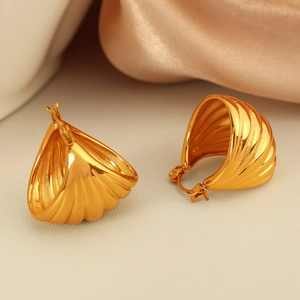 Vintage gold shell texture C-shaped hoop earrings with a metallic finish for women