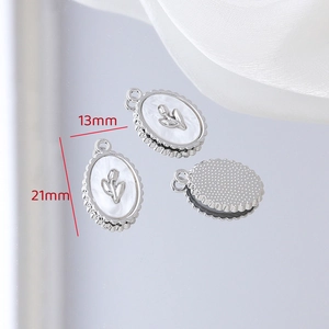 Détail du pendentif tulipe argenté avec nacre et dimensions de 13x21mm pour bijoux DIY