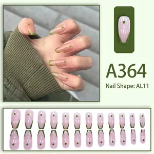 Transluzente rosa Kunstnägel mit grünen French-Spitzen und Punkten, lange Sargform