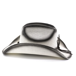 Détail d'un chapeau de cow-boy en paille tressée avec dégradé noir et blanc chic