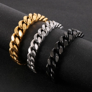 Détails de bracelets à maillons cubains en or, argent et noir sur un présentoir