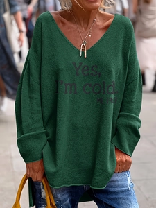 Détail d'un pull col en V vert foncé ample avec impression de texte personnalisée