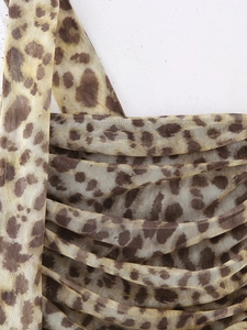 Détail macro du tissu en maille léopard avec des plis complexes et une texture de filet