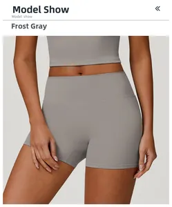 Dettaglio dei pantaloncini da yoga a vita alta grigio gelo e top sportivo abbinato