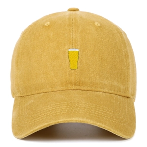 Détail de la casquette en coton lavé jaune moutarde avec broderie d'une chope de bière