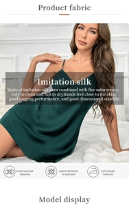 Détail de la nuisette en satin vert foncé montrant le col en V et la texture fluide