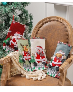 Détail de 4 grandes chaussettes de Noël en lin avec Père Noël, Renne et Ours en 3D