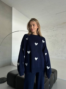 Maglione oversize in maglia blu scuro con cuori d'argento e scollo rotondo