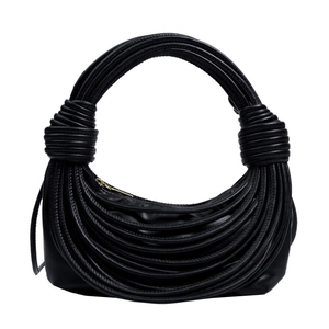 Dettaglio del manico a nodo nero e trama intrecciata della borsa in pelle con zip dorata