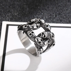 Vue macro d'une bague tête de mort en métal argenté au style punk vintage et texturé