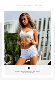 Scatto estivo all'aperto di pantaloncini di jeans bianchi sexy con lacci e lingerie