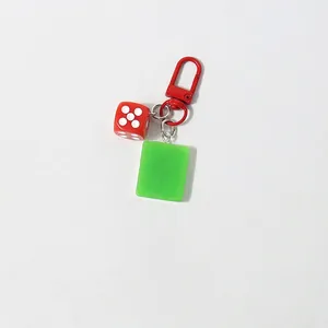 Portachiavi Mahjong creativo con moschettone rosso, dado e ciondolo a tessera verde