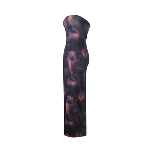 Détail de l'imprimé abstrait et de la coupe ajustée de cette robe longue bustier