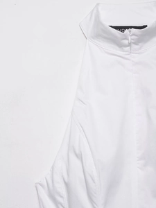 Détail de robe midi blanche montrant le col montant, la fermeture éclair et la texture