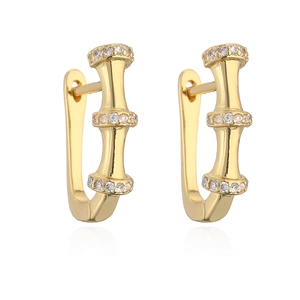 Boucles d'oreilles géométriques en forme de bambou doré avec zircons brillants