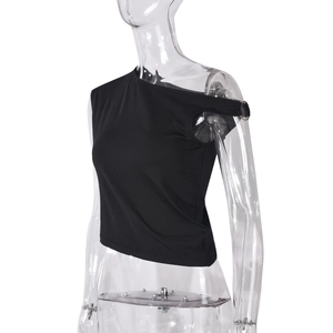 Vue détaillée d'un crop top noir asymétrique avec un anneau argenté sur la bandoulière