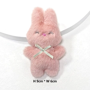 Vue détaillée du pendentif lapin en peluche rose de 9 cm avec texture moelleuse
