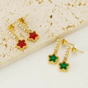 Boucles d'oreilles étoiles avec pierres précieuses et perles blanches sur métal doré