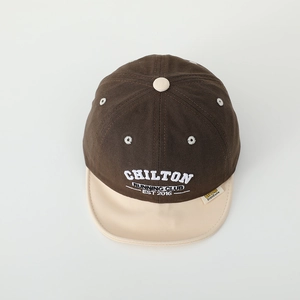 Vue détaillée de casquette rétro bicolore en coton avec broderie personnalisée