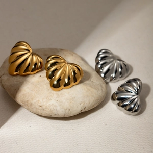 Boucles d'oreilles cœur bombées en or 18 carats et argent avec texture rayée sur pierre