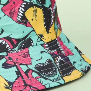 Bunter Fischerhut mit Hai-Muster und Cartoon-Monster-Print in Minzgrün und Rosa