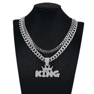 Detail von silbernem KING-Kronenanhänger und Eiszapfen-Cuban-Gliederketten-Set