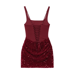 Robe moulante à paillettes bordeaux avec bretelles spaghetti et dos nu lacé élégant