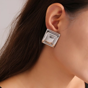 Boucles d'oreilles géométriques carrées en argent poli avec finition dorée PVD chic