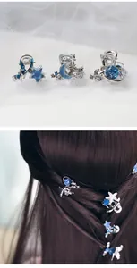 Dettaglio di fermagli per capelli a stella marina in lega d'argento con resina blu e cristalli
