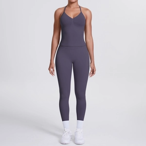 Detail der High-Waist-Yogahose und des Neckholder-Tops in dunkelviolettem Mattstoff