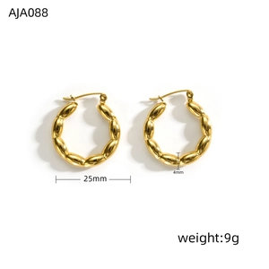 Détail de boucles d'oreilles créoles dorées en acier inoxydable de 25 mm de diamètre