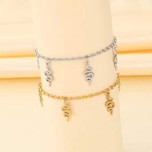 Bracelets à breloques serpent en or et argent sur fond de satin élégant