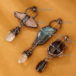 Collares vintage de labradorita y cuarzo con engaste de cobre desde un ángulo de 45 grados