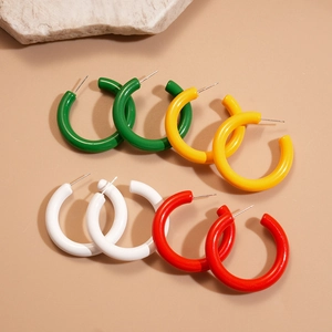 Lot de quatre boucles d'oreilles créoles en C en acrylique vert, jaune, blanc et rouge chic
