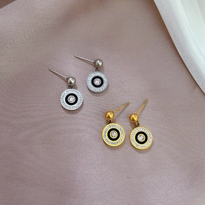 Römische Titanstahlohrringe mit schwarzer Emaille und Kristallen in Gold und Silberoptik