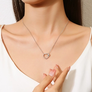 Eleganze S925 Sterling Silber Herzanhänger Kette mit Moissanit an einem Model