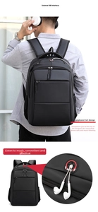 Dettaglio dello zaino da viaggio in tessuto oxford nero con porta per le cuffie integrata