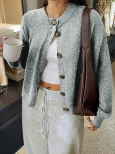 Détails du gilet en tricot gris avec col rond et boutons ronds marron classiques