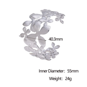 Dettaglio del bracciale a polsino a giglio con larghezza 40,3mm e diametro interno 55mm