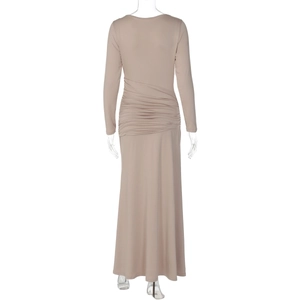 Détail de la robe nude à manches longues avec taille plissée élégante et coupe ajustée