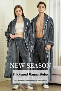 Détail d'un pyjama en flanelle grise épaisse avec liseré blanc et texture polaire douce