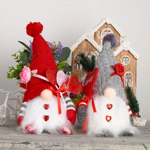 Détail de gnomes de Saint-Valentin avec cœur Love sur un fond en bois rustique