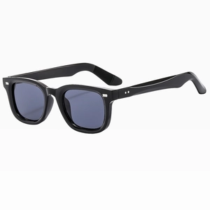 Lunettes de soleil carrées noires classiques avec rivets argentés et verres bleus