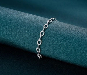 Vue macro du bracelet chaîne en argent sterling avec maillons sertis de zircons cubiques